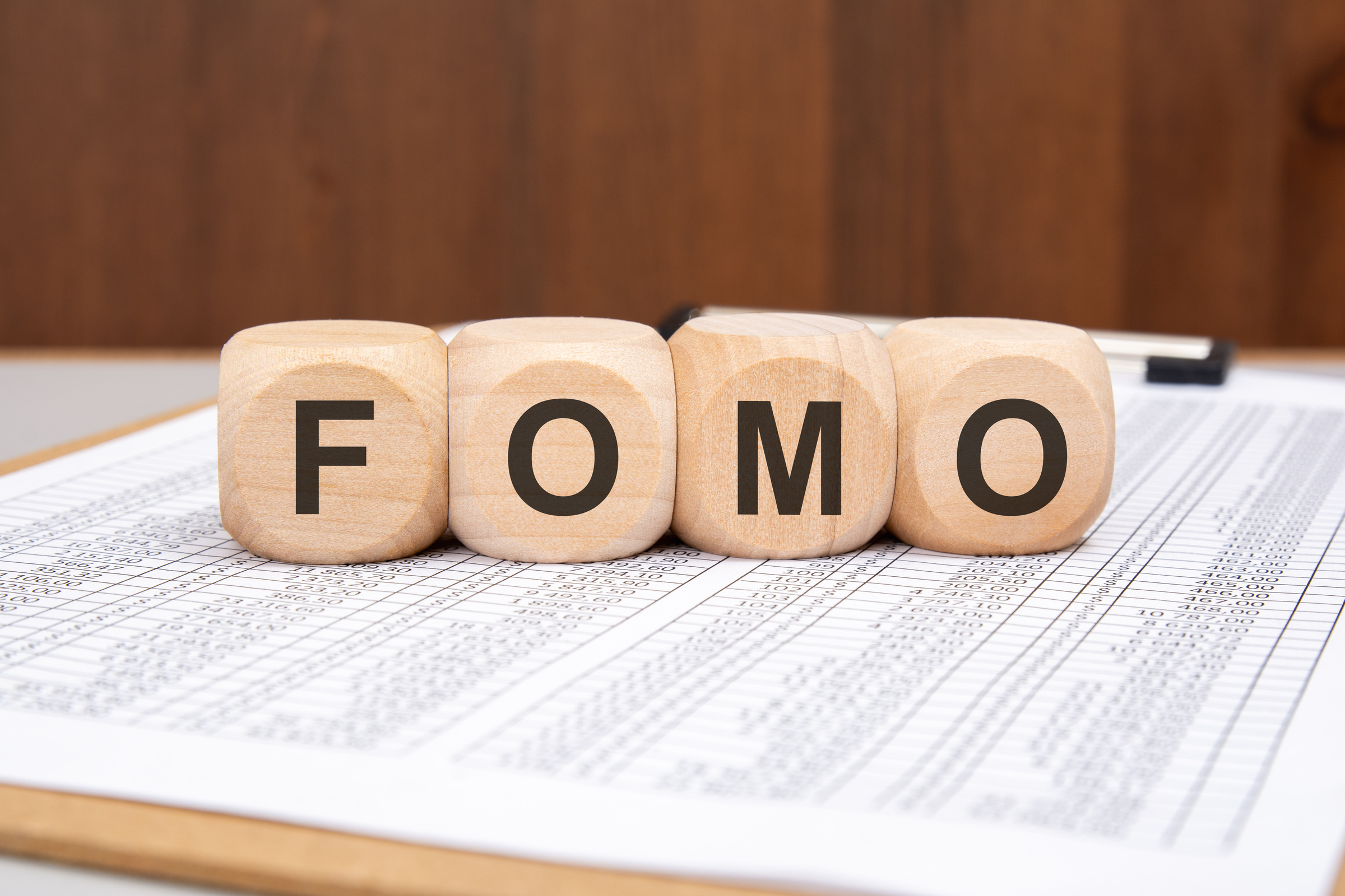 FOMO – co to jest i jak technologia napędza lęk przed przegapieniem.jpeg