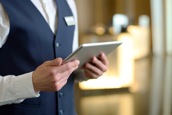 Osoba elegancko ubrana pracująca w hotelu